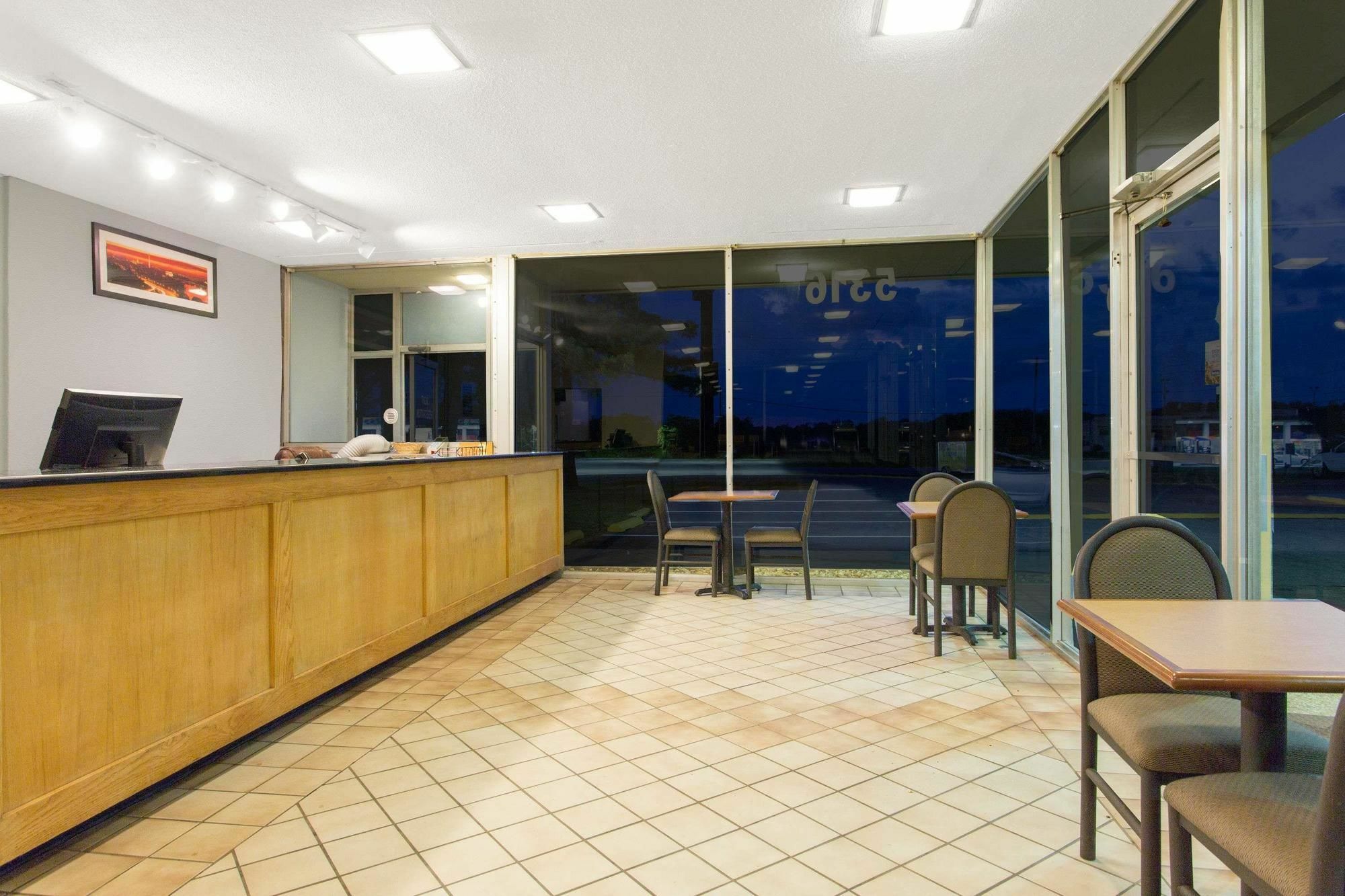 Garden Inn Fredricksburg South Фредериксберг Экстерьер фото