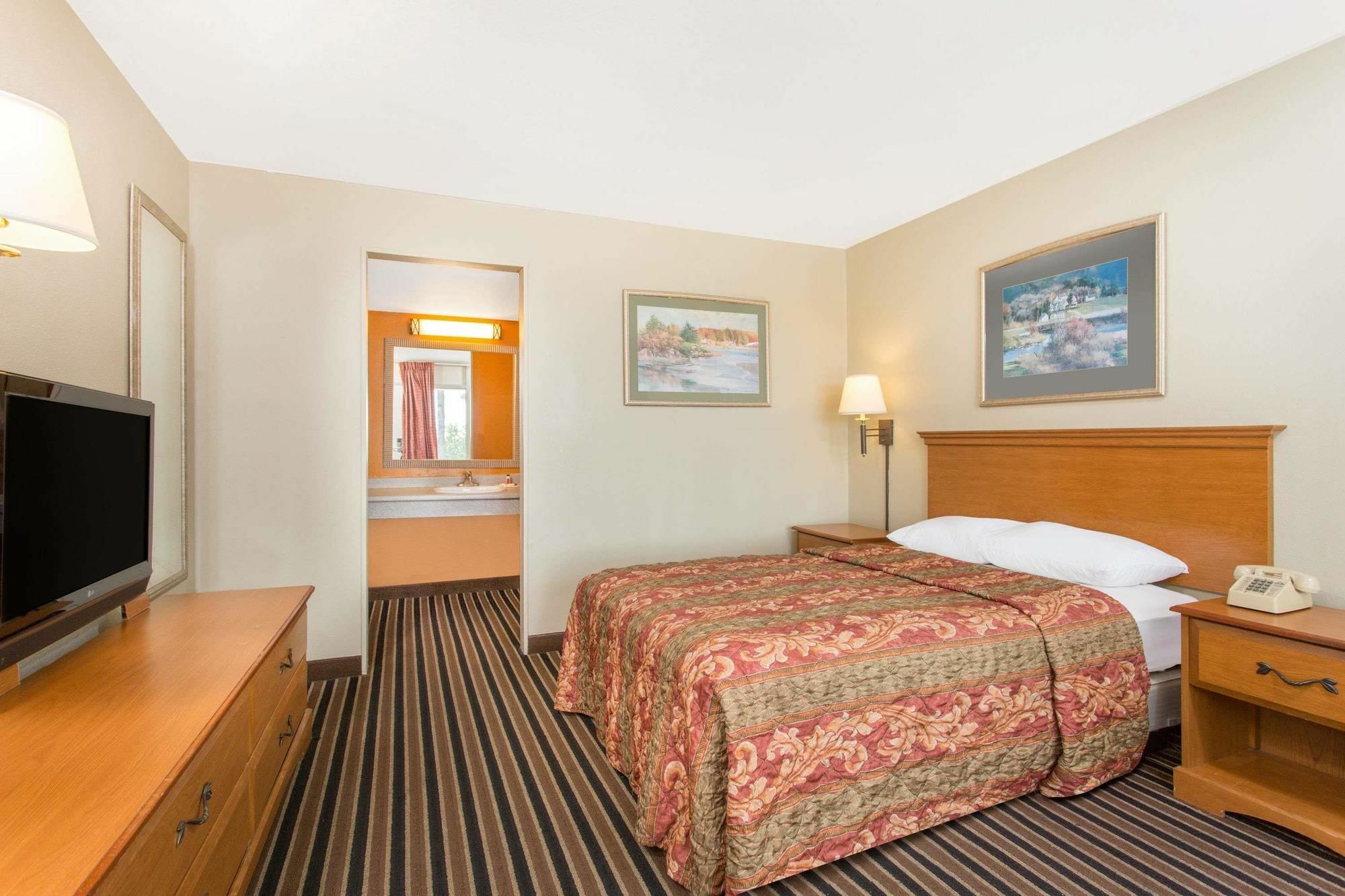Garden Inn Fredricksburg South Фредериксберг Экстерьер фото
