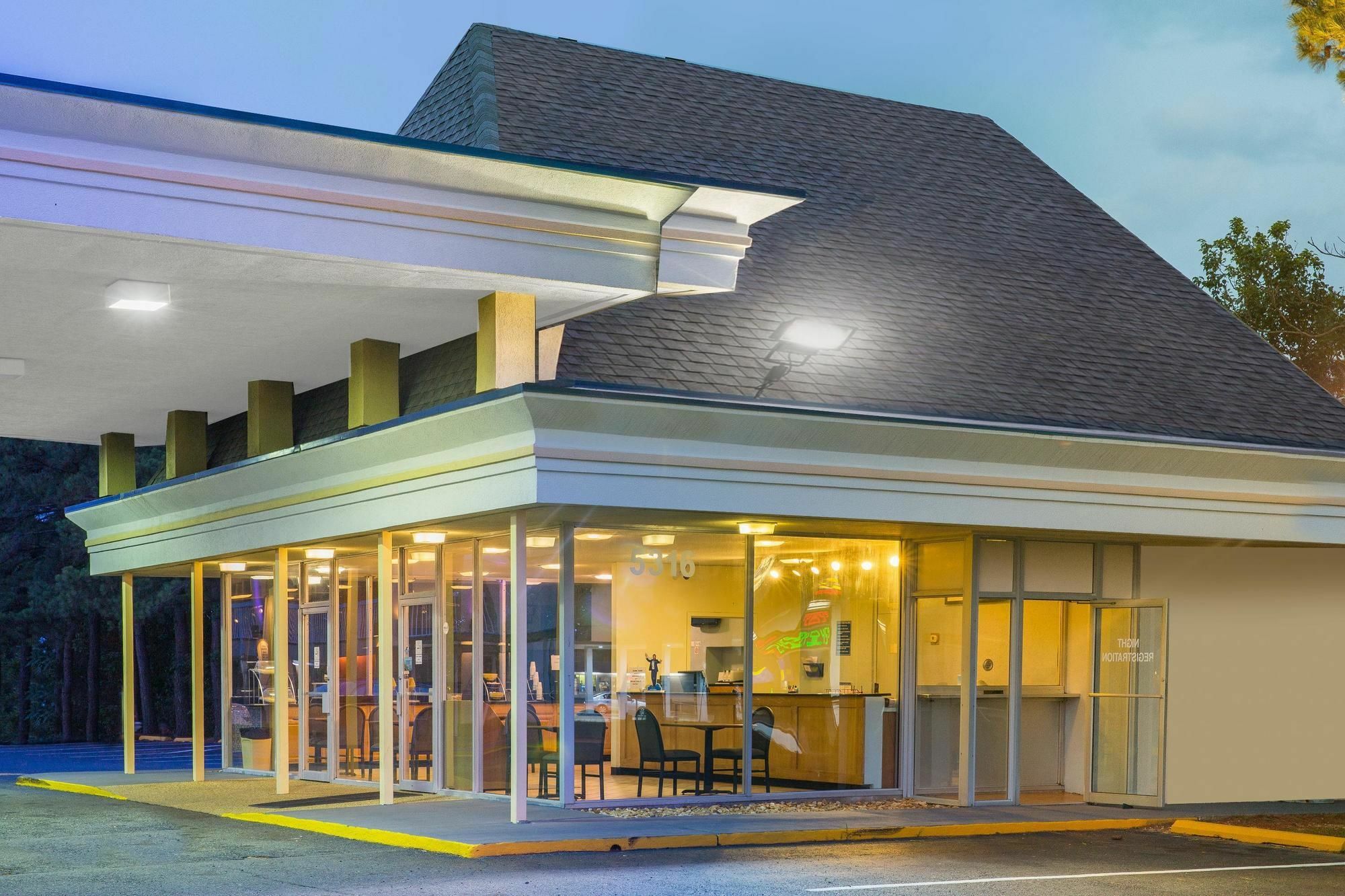 Garden Inn Fredricksburg South Фредериксберг Экстерьер фото